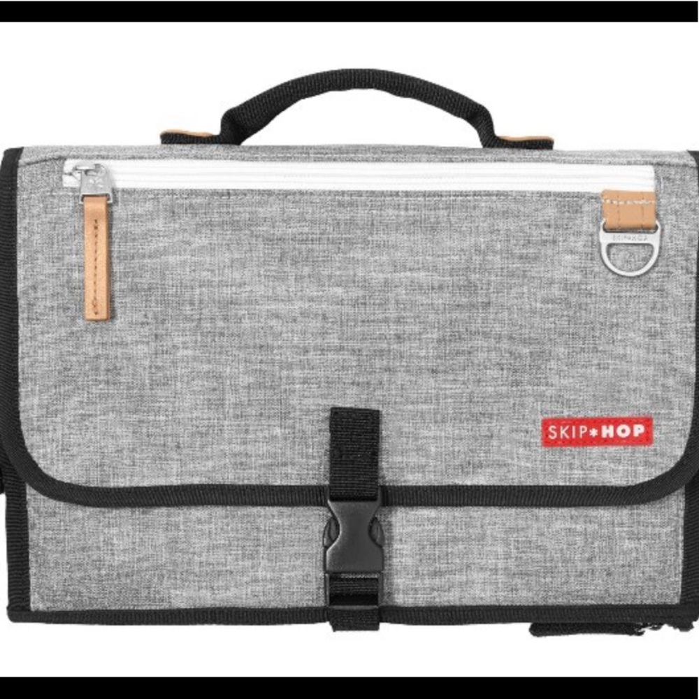 Skip Hop Pronto Changing Pad travel bag clutch for mommy and baby